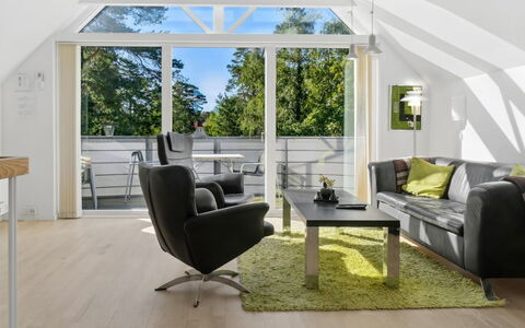 Sophy - 150M from the Sea: Meubilair, Interieur Ontwerp, Flooring, Hout, Verdieping, Plafond, Houten Vloer, Stoel, Tafel, Verlichting