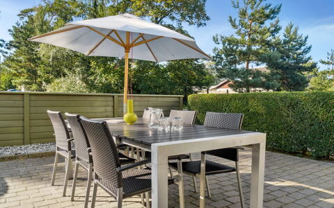 Sophy - 150M from the Sea: Meubilair, Interieur Ontwerp, Flooring, Hout, Verdieping, Plafond, Houten Vloer, Stoel, Tafel, Verlichting