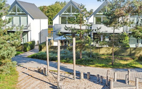 Sophy - 150M from the Sea: Meubilair, Interieur Ontwerp, Flooring, Hout, Verdieping, Plafond, Houten Vloer, Stoel, Tafel, Verlichting