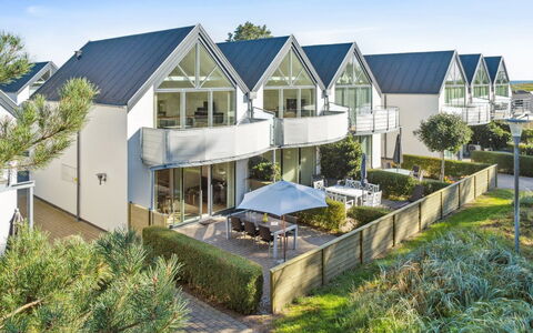 Sophy - 150M from the Sea: Meubilair, Interieur Ontwerp, Flooring, Hout, Verdieping, Plafond, Houten Vloer, Stoel, Tafel, Verlichting