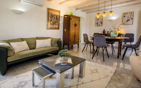 Villa Passera: Tafel, Meubilair, Eigendom, Fotolijst, Bankstel, Woonkamer, Flooring, Interieur Ontwerp, Verdieping, Slaapbank