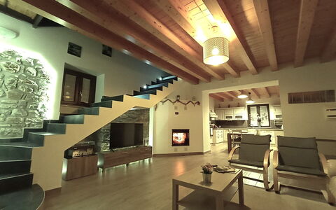 Casa Santa Venera: Tafel, Hout, Interieur Ontwerp, Verdieping, Kamerplant, Flooring, Hal, Gebouw, Hardwood, Plafond