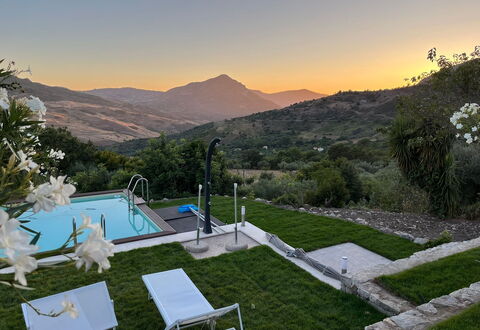 Casa Santa Venera: Lucht, Fabriek, Eigendom, Berg, Boom, Buitenmeubels, Zwembad, Gras, Vrije Tijd, Landschap