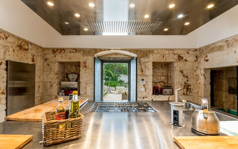 Masseria Isaia: Tafel, Meubilair, Fabriek, Countertop, Kamerplant, Interieur Ontwerp, Hout, Keuken, Stoel, Woonkamer