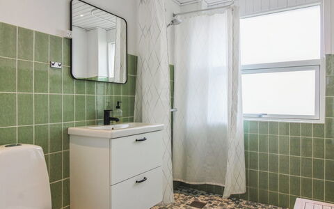 Skyler - 400M from the Sea: Flooring, Muur, Loodgieterswerkinrichting, Verdieping, Interieur Ontwerp, Badkamer, Loodgieter, Tegel, Toilet, Wastafel