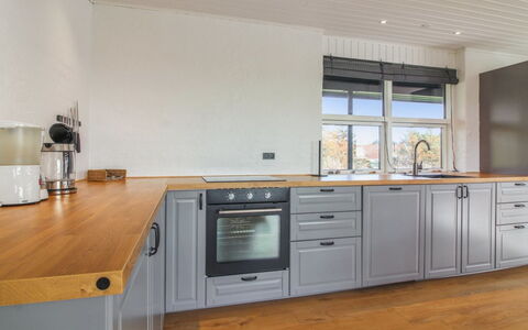 Skyler - 400M from the Sea: Flooring, Keuken, Cabinetry, Hout, Countertop, Interieur Ontwerp, Toestel Van De Keuken, Verdieping, Lade, Meubilair