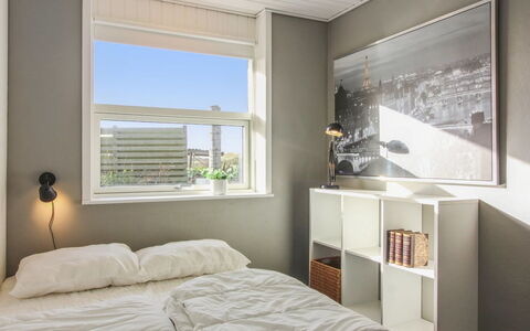 Skyler - 400M from the Sea: Interieur Ontwerp, Meubilair, Muur, Flooring, Verdieping, Hout, Plafond, Slaapkamer, Kamer, Bed