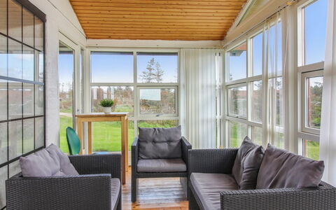 Skyler - 400M from the Sea: Meubilair, Hout, Interieur Ontwerp, Flooring, Verdieping, Plafond, Veranda, Stoel, Huis, Bankstel