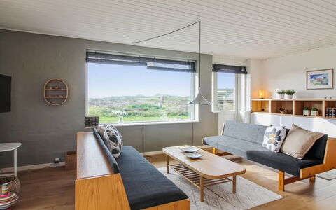 Skyler - 400M from the Sea: Meubilair, Interieur Ontwerp, Flooring, Bankstel, Verdieping, Woonkamer, Plafond, Kamer, Verlichting, Huis