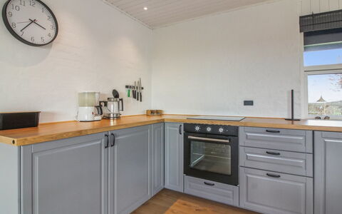 Skyler - 400M from the Sea: Flooring, Cabinetry, Hout, Keuken, Countertop, Interieur Ontwerp, Verdieping, Toestel Van De Keuken, Lade, Meubilair