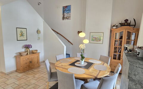 Ferienwohnung Kinsella: Meubilair, Interieur Ontwerp, Flooring, Stoel, Verdieping, Tafel, Hout, Eetkamer, Keuken En Eettafel, Kamer