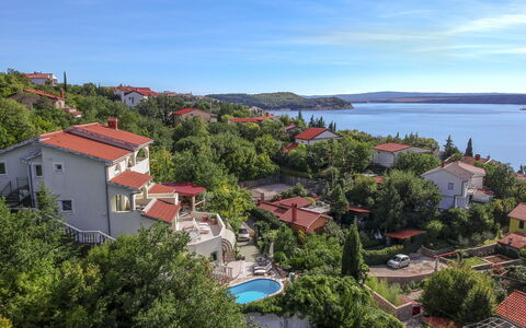Crikvenica Jadranovo 180: Lucht, Water, Gebouw, Eigendom, Azure, Wolk, Venster, Boom, Vegetation, Huis