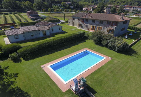 Villa Niccone: Gebouw, Eigendom, Fabriek, Land Lot, Zwembad, Venster, Architectuur, Stedelijk Ontwerp, Vegetation, Gras