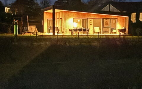 Harrieth - 300M from the Sea: Dak, Huis, Deur, Verblijf, Schaduw, Siding, Werf, Landgoed, Backyard