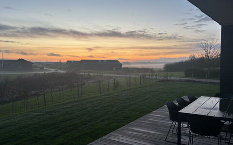 Harrieth - 300M from the Sea: Dak, Huis, Deur, Verblijf, Schaduw, Siding, Werf, Landgoed, Backyard