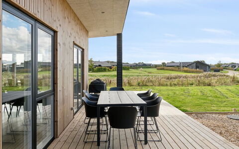 Harrieth - 300M from the Sea: Dak, Huis, Deur, Verblijf, Schaduw, Siding, Werf, Landgoed, Backyard