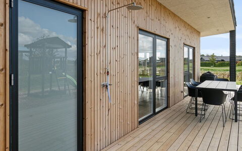 Harrieth - 300M from the Sea: Dak, Huis, Deur, Verblijf, Schaduw, Siding, Werf, Landgoed, Backyard