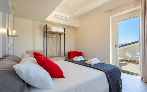 Villa Aso: Meubilair, Slaapkamer, Interieur Ontwerp, Bed, Verdieping, Appartement, Huis, Kamer, Bedding, Laken