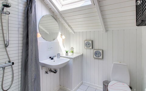 Arnsten: Loodgieterswerkinrichting, Badkamer, Interieur Ontwerp, Wastafel, Flooring, Kraan, Verdieping, Loodgieter, Wastafel In De Badkamer, Plafond