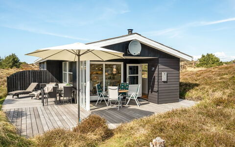 Nashota - 700M from the Sea: Dak, Huis, Huis, Verblijf, Deur, Siding, Dek, Veranda, Plank, Hardwood