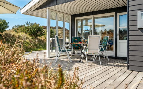 Nashota - 700M from the Sea: Dak, Huis, Huis, Verblijf, Deur, Siding, Dek, Veranda, Plank, Hardwood
