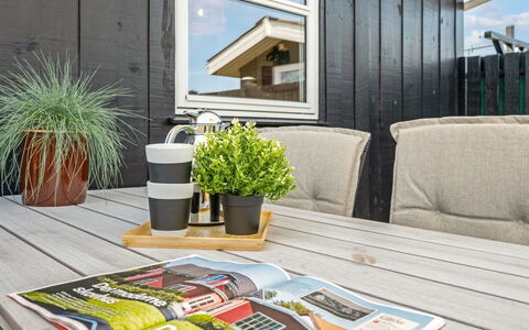 Nashota - 700M from the Sea: Dak, Huis, Huis, Verblijf, Deur, Siding, Dek, Veranda, Plank, Hardwood
