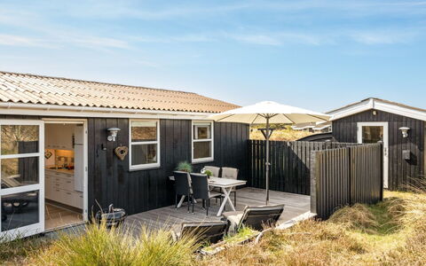 Nashota - 700M from the Sea: Dak, Huis, Huis, Verblijf, Deur, Siding, Dek, Veranda, Plank, Hardwood