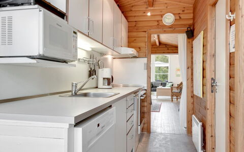Florense - 2.5Km from the Sea: Hout, Keuken, Countertop, Flooring, Toestel Van De Keuken, Meubilair, Major Appliance, Interieur Ontwerp, Cabinetry, Loodgieterswerkinrichting