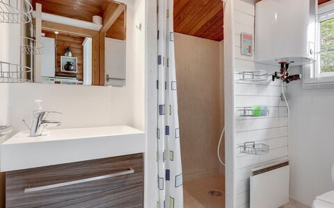 Florense - 2.5Km from the Sea: Loodgieterswerkinrichting, Badkamer, Flooring, Interieur Ontwerp, Hout, Verdieping, Wastafel, Kraan, Loodgieter, Wastafel In De Badkamer