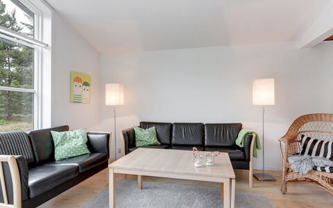 Florense - 2.5Km from the Sea: Meubilair, Interieur Ontwerp, Flooring, Bankstel, Verdieping, Hout, Woonkamer, Kamer, Huis, Tafel