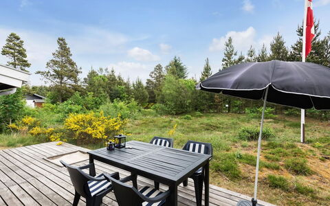 Florense - 2.5Km from the Sea: Buitenmeubels, Meubilair, Buitentafel, Tafel, Land Lot, Schaduw, Stoel, Tuin, Paraplu, Werf
