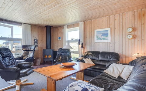 Kirsten - 800M from the Sea: Hout, Plafond, Meubilair, Huis, Deur, Hardwood, Kamer, Woonkamer, Appartement, Stoel