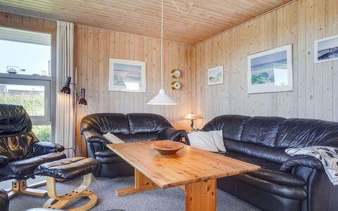 Kirsten - 800M from the Sea: Meubilair, Hout, Plafond, Interieur Ontwerp, Woonkamer, Verdieping, Huis, Flooring, Kamer, Bankstel