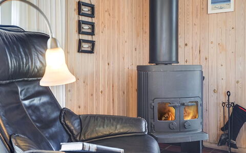 Kirsten - 800M from the Sea: Flooring, Meubilair, Interieur Ontwerp, Verdieping, Houtkachel, Haard, Verlichting, Kamer, Woonkamer, Huishoudapparatuur