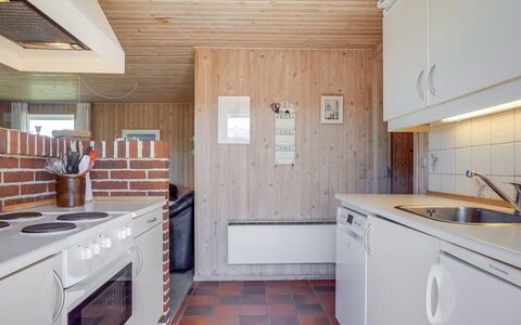 Kirsten - 800M from the Sea: Muur, Hout, Flooring, Plafond, Verdieping, Keuken, Interieur Ontwerp, Countertop, Meubilair, Cabinetry