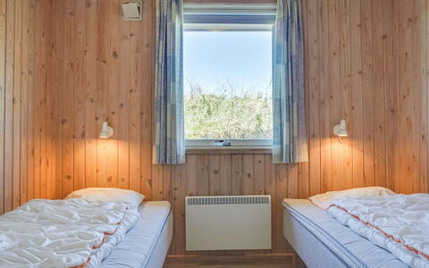 Kirsten - 800M from the Sea: Hout, Slaapkamer, Bed, Verdieping, Laken, Bedding, Bed Frame, Plafond, Hardwood, Beits
