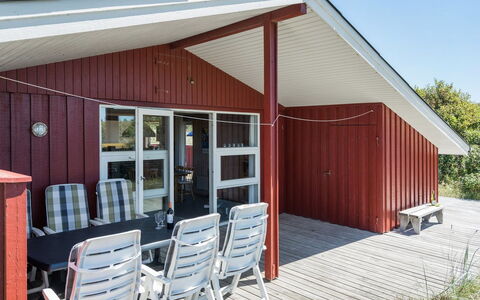 Kirsten - 800M from the Sea: Schaduw, Dek, Verblijf, Veranda, Hardwood, Buitenmeubels, Plank, Stoel, Beits, Werf