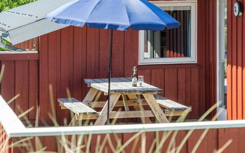 Kirsten - 800M from the Sea: Hout, Buitenmeubels, Beits, Schaduw, Hardwood, Siding, Stoel, Veranda, Buitentafel, Verblijf