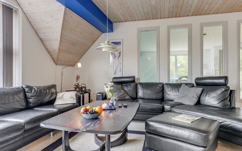 Tabithe - 2.2Km from the Sea: Meubilair, Interieur Ontwerp, Stoel, Flooring, Tafel, Toevlucht, Verdieping, Plafond, Kamer, Eco Hotel