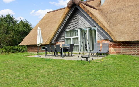 Tabithe - 2.2Km from the Sea: Meubilair, Interieur Ontwerp, Stoel, Flooring, Tafel, Toevlucht, Verdieping, Plafond, Kamer, Eco Hotel