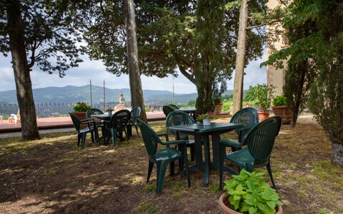 Villa Badiuzza: Fabriek, Meubilair, Tafel, Stoel, Lucht, Boom, Schaduw, Buitenmeubels, Buitentafel, Hout