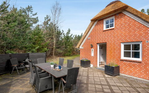 Hunno - 3Km from the Sea: Meubilair, Hout, Interieur Ontwerp, Flooring, Verdieping, Stoel, Kamer, Plafond, Woonkamer, Appartement