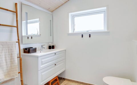 Aleko - 2.5Km from the Sea: Flooring, Verdieping, Hout, Loodgieterswerkinrichting, Interieur Ontwerp, Badkamerkast, Kraan, Loodgieter, Wastafel, Badkamer