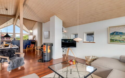 Thrugils - 500M from the Sea: Interieur Ontwerp, Meubilair, Flooring, Plafond, Verdieping, Hout, Woonkamer, Bankstel, Kamer, Lichte Inrichting