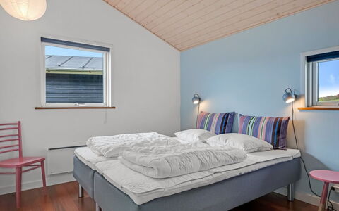 Thrugils - 500M from the Sea: Slaapkamer, Bed, Interieur Ontwerp, Plafond, Laken, Bedding, Verdieping, Bed Frame, Meubilair, Huis