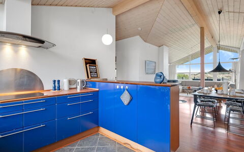 Thrugils - 500M from the Sea: Interieur Ontwerp, Flooring, Plafond, Hout, Verdieping, Lichte Inrichting, Meubilair, Verlichting, Keuken, Countertop