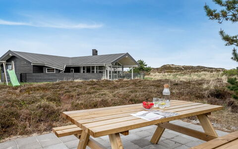 Thrugils - 500M from the Sea: Hout, Dak, Huis, Verblijf, Siding, Schaduw, Dek, Plank, Hardwood, Veranda