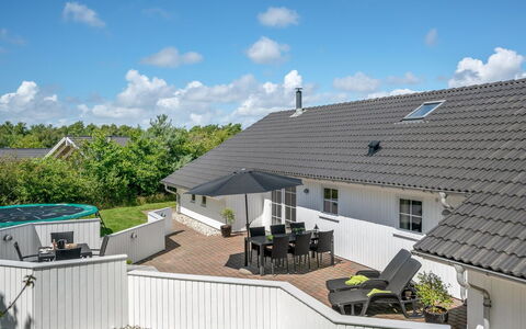 Munder - 1.2Km to the Fjord: Meubilair, Interieur Ontwerp, Flooring, Hout, Verdieping, Plafond, Houten Vloer, Stoel, Tafel, Verlichting