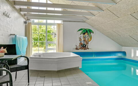 Munder - 1.2Km to the Fjord: Meubilair, Interieur Ontwerp, Flooring, Hout, Verdieping, Plafond, Houten Vloer, Stoel, Tafel, Verlichting