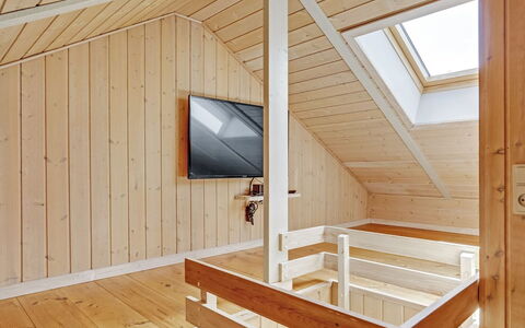 Munder - 1.2Km to the Fjord: Meubilair, Interieur Ontwerp, Flooring, Hout, Verdieping, Plafond, Houten Vloer, Stoel, Tafel, Verlichting